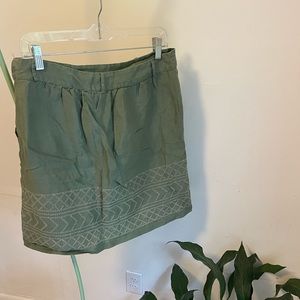 Super cute summer mini skirt with embroidered details.